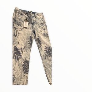 Sofia Vergara Jeans with lead print size 14